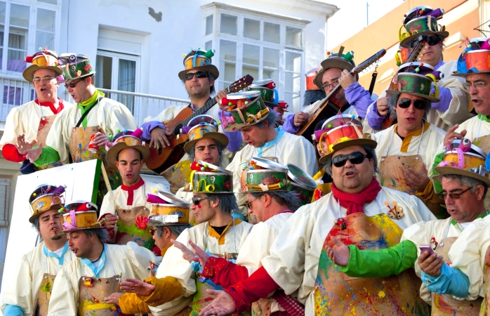Men serenade the crowd at the Cádiz carnival.