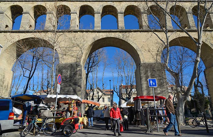 Take a sunny morning stroll at the Saint Clement aqueduct street market