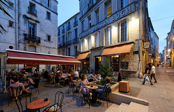 Relax at dusk in the centre of Montpellier, known as "the shield"