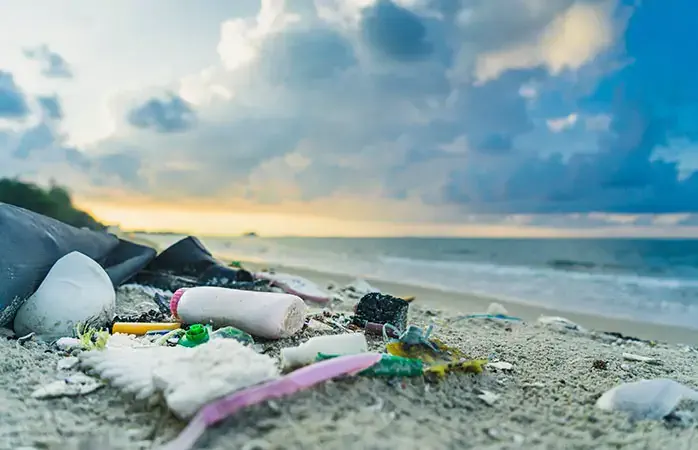 Garbage on the beach; Shutterstock ID 786589705; Purpose: Plastic free travel tips; Brand (KAYAK, Momondo, Any): momondo