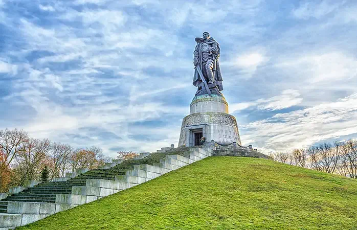 Soviet War Memorial in Treptower Park at sunrise, Berlin, Germany.; Shutterstock ID 552549439; Purpose: Berlin sustainable city guide; Brand (KAYAK, Momondo, Any): momondo