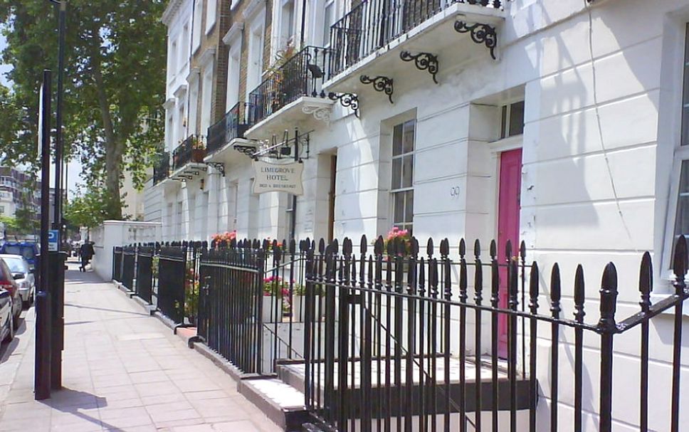 Hotel entrance Photo
